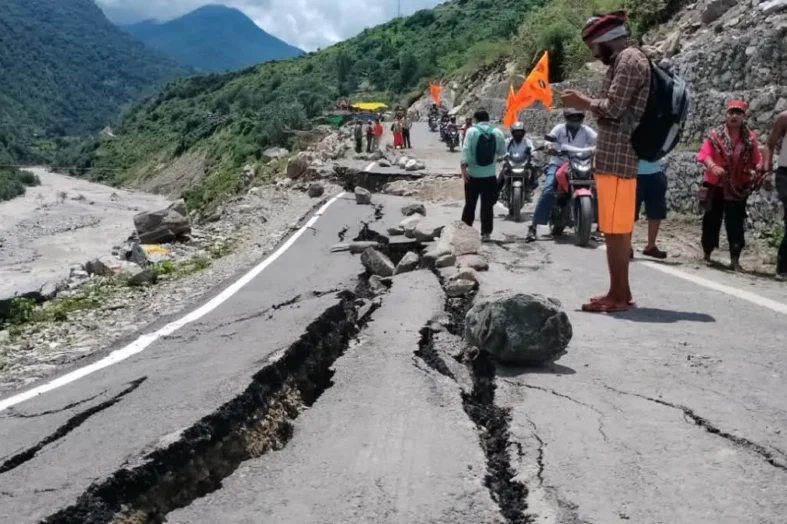 गंगोत्री हाईवे पर फिर भू-धंसाव का खतरा, पापड़गाड़ में दरारें बढ़ने से चार घंटे बाधित रहा यातायात