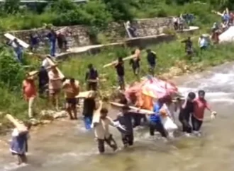 पांच साल से पुल का इंतजार, उफनती नदी पार कर शवयात्रा ले जाने को मजबूर ग्रामीण