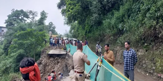 मसूरी-देहरादून मार्ग पर फिर भूस्खलन, यातायात ठप