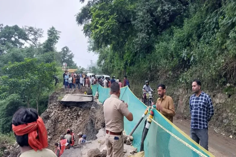 मसूरी-देहरादून मार्ग पर फिर भूस्खलन, यातायात ठप