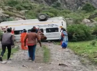 ब्रेक फेल होने से पलटा यात्रियों से भरा टेंपो ट्रेवल्स, 17 यात्री सवार; बड़ा हादसा टला