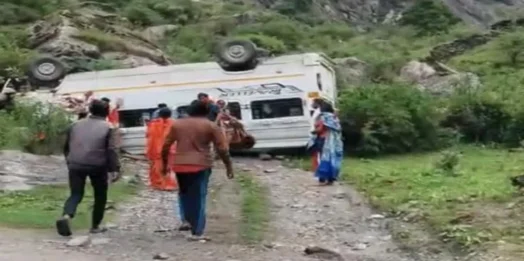 ब्रेक फेल होने से पलटा यात्रियों से भरा टेंपो ट्रेवल्स, 17 यात्री सवार; बड़ा हादसा टला