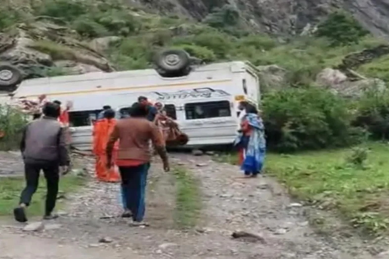 ब्रेक फेल होने से पलटा यात्रियों से भरा टेंपो ट्रेवल्स, 17 यात्री सवार; बड़ा हादसा टला