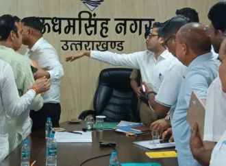 SIR बैठक में भाजपा-कांग्रेस आमने-सामने, मतदाता सूची की आपत्तियों को लेकर तीखी नोकझोंक; भाजपाइयों का धरना