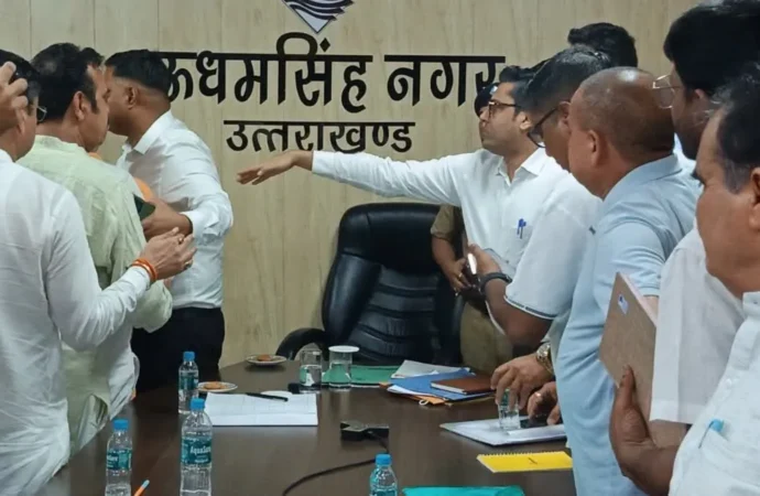 SIR बैठक में भाजपा-कांग्रेस आमने-सामने, मतदाता सूची की आपत्तियों को लेकर तीखी नोकझोंक; भाजपाइयों का धरना