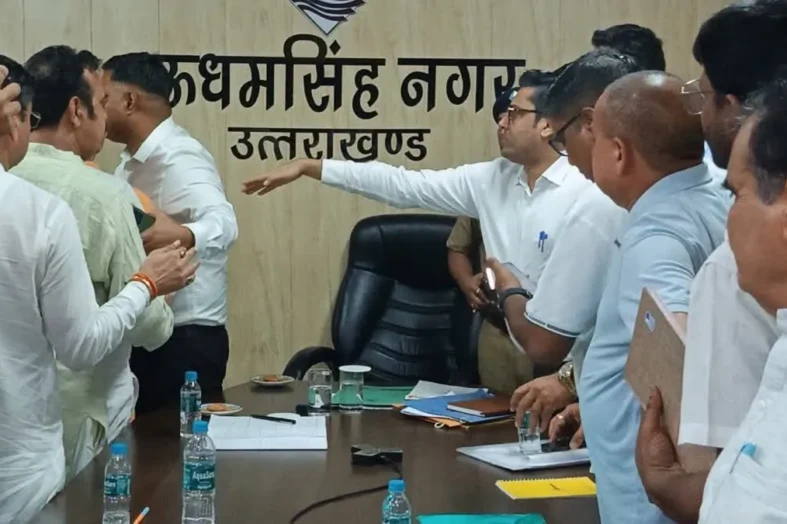 SIR बैठक में भाजपा-कांग्रेस आमने-सामने, मतदाता सूची की आपत्तियों को लेकर तीखी नोकझोंक; भाजपाइयों का धरना