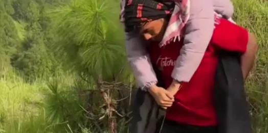 7 किलोमीटर तक पत्नी को कंधे पर लेकर अस्पताल पहुंचा पति, सड़क के इंतजार में पल्ला कमलिया गांव