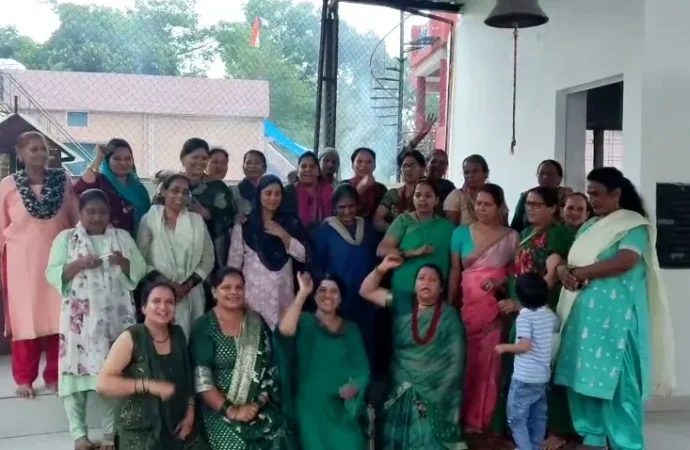 नशे के खिलाफ थानी गांव की महिलाओं ने संभाली कमान, शाम से आधी रात तक लाठी-डंडों से पहरा