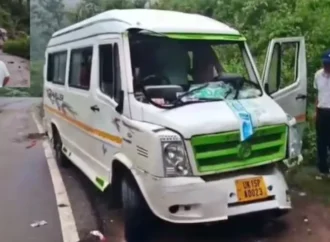 कोटद्वार में हाईवे पर हाथियों का तांडव, टेंपो ट्रैवलर क्षतिग्रस्त; ढाई घंटे जाम