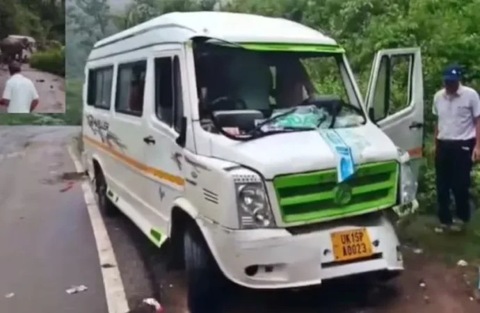 कोटद्वार में हाईवे पर हाथियों का तांडव, टेंपो ट्रैवलर क्षतिग्रस्त; ढाई घंटे जाम