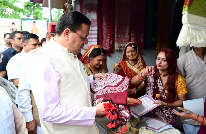 राष्ट्रीय हथकरघा दिवस पर मुख्यमंत्री धामी ने उत्कृष्ट बुनकरों और हस्तशिल्प कारीगरों को किया सम्मानित