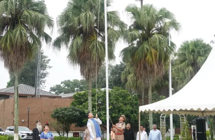 80वें स्वतंत्रता दिवस पर सीएम धामी ने मुख्यमंत्री आवास में फहराया तिरंगा, अधिकारियों-कर्मचारियों को दिलाई राष्ट्रीय एकता की शपथ