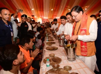 पुष्पवर्षा, चरण प्रक्षालन और सेवा का संदेश: सीएम धामी ने कांवड़ियों का किया सम्मान