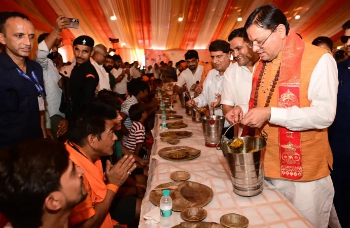 पुष्पवर्षा, चरण प्रक्षालन और सेवा का संदेश: सीएम धामी ने कांवड़ियों का किया सम्मान