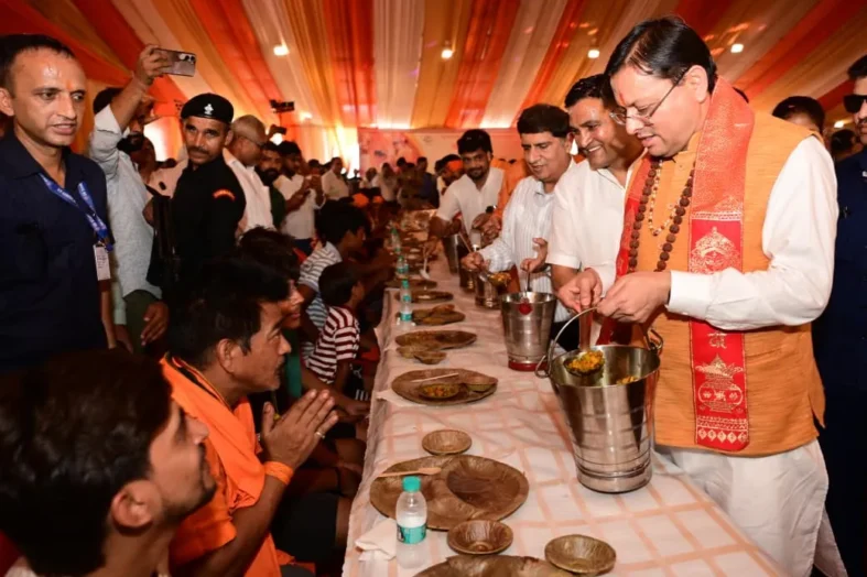 पुष्पवर्षा, चरण प्रक्षालन और सेवा का संदेश: सीएम धामी ने कांवड़ियों का किया सम्मान