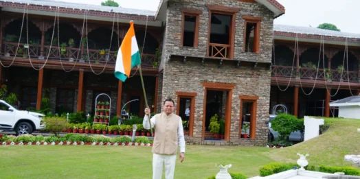 मुख्यमंत्री धामी ने मुख्यमंत्री आवास पर तिरंगा लगाकर दिया ‘हर घर तिरंगा’ का संदेश