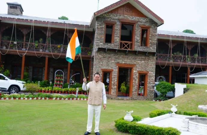 मुख्यमंत्री धामी ने मुख्यमंत्री आवास पर तिरंगा लगाकर दिया ‘हर घर तिरंगा’ का संदेश