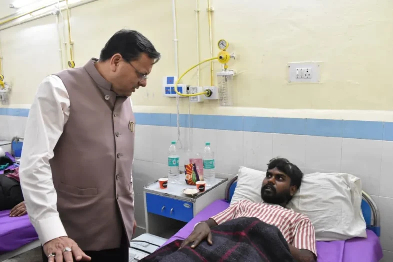 घायल श्रमिकों से मिले मुख्यमंत्री, जिला अस्पताल में जाना कुशलक्षेम