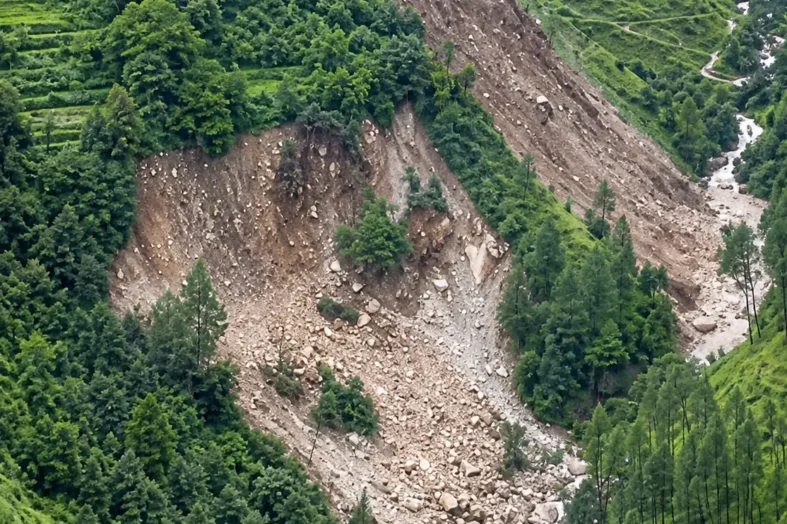 बागेश्वर। लखमारा गांव में भूस्खलन से दहशत, मलबे और बोल्डरों से बढ़ा खतरा; रास्ता और सिंचाई नहर क्षतिग्रस्त
