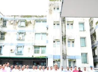 स्वतंत्रता दिवस पर सूचना एवं लोक संपर्क विभाग में डीजी बंशी धर तिवारी ने किया ध्वजारोहण, अधिकारियों-कर्मचारियों को दी शुभकामनाएं