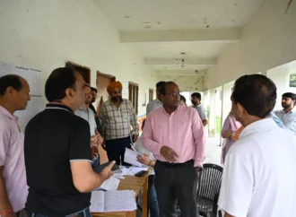 मुख्य निर्वाचन अधिकारी ने किया मतदान केंद्रों का निरीक्षण, मतदाताओं से लिया फीडबैक