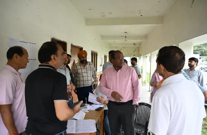 मुख्य निर्वाचन अधिकारी ने किया मतदान केंद्रों का निरीक्षण, मतदाताओं से लिया फीडबैक