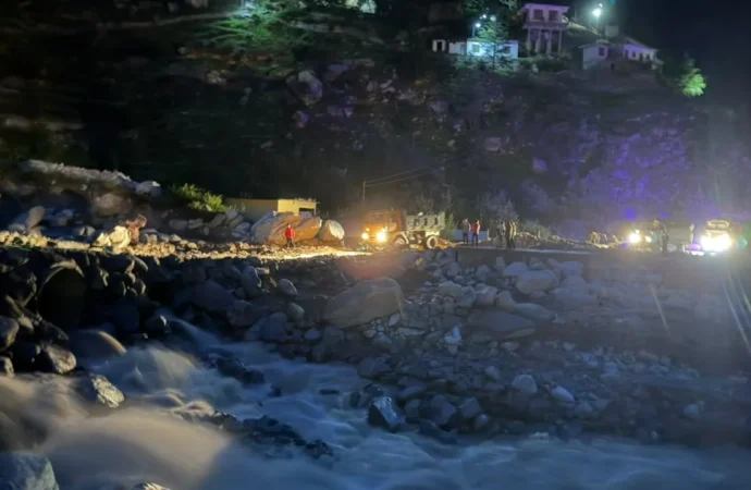 तमक नाले में ह्यूम पाइप डालकर तैयार किया गया अस्थाई मोटर मार्ग, वाहनों की आवाजाही बहाल