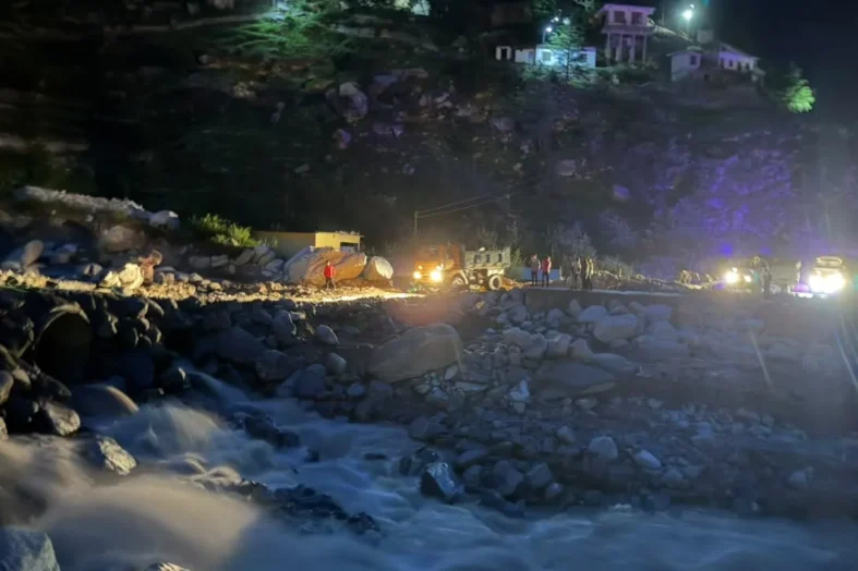 तमक नाले में ह्यूम पाइप डालकर तैयार किया गया अस्थाई मोटर मार्ग, वाहनों की आवाजाही बहाल