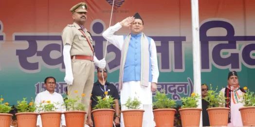 परेड ग्राउंड में सीएम धामी ने फहराया तिरंगा, वीर बलिदानियों को किया नमन