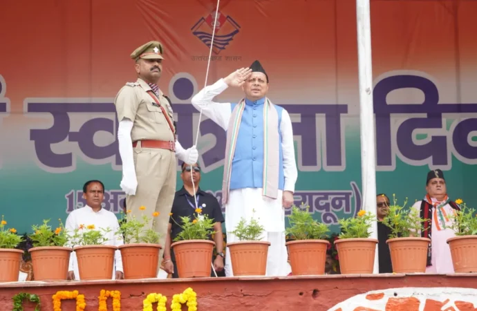 परेड ग्राउंड में सीएम धामी ने फहराया तिरंगा, वीर बलिदानियों को किया नमन
