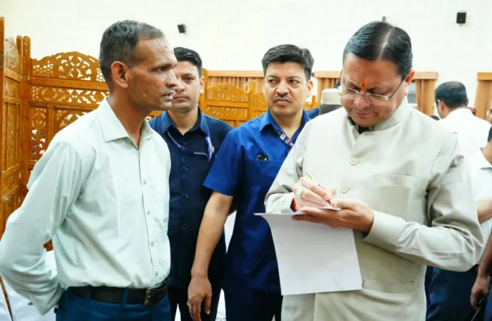 मुख्यमंत्री ने मुख्य सेवक सदन में सुनी जनसमस्याएं, अधिकारियों को त्वरित समाधान के निर्देश