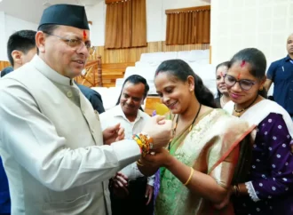 मुख्यमंत्री को महिलाओं ने बांधा रक्षा सूत्र, मुख्यमंत्री ने दी सभी को रक्षा बन्धन की शुभकामनाएं