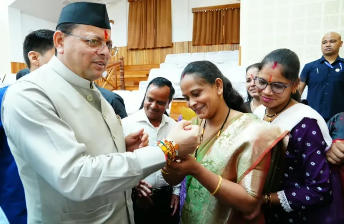 मुख्यमंत्री को महिलाओं ने बांधा रक्षा सूत्र, मुख्यमंत्री ने दी सभी को रक्षा बन्धन की शुभकामनाएं