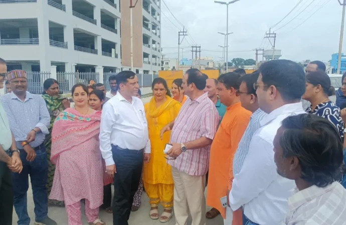 आढ़त बाजार के विकास कार्यों का विधायक विनोद चमोली और एमडीडीए उपाध्यक्ष बंशीधर तिवारी ने किया स्थलीय निरीक्षण