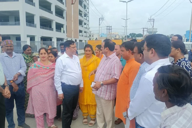 आढ़त बाजार के विकास कार्यों का विधायक विनोद चमोली और एमडीडीए उपाध्यक्ष बंशीधर तिवारी ने किया स्थलीय निरीक्षण
