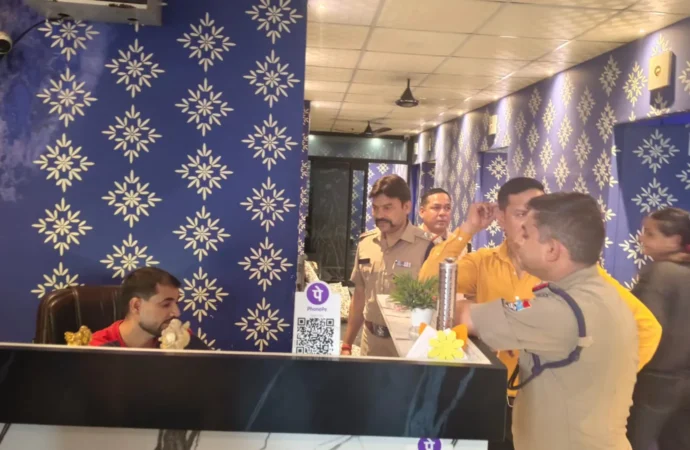 स्पा सेंटरों पर पुलिस की आकस्मिक चेकिंग, तीन संचालकों के चालान