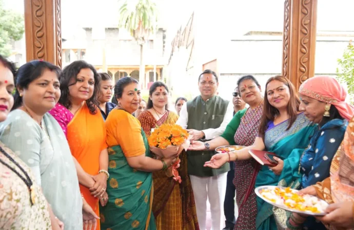 धामी को बहनों ने बांधा रक्षा सूत्र, CM बोले—मातृशक्ति का आशीर्वाद उत्तराखंड के विकास की ताकत
