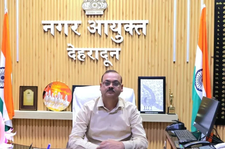 नगर आयुक्त ने विशेष सफाई अभियान और सड़क मरम्मत के दिए निर्देश