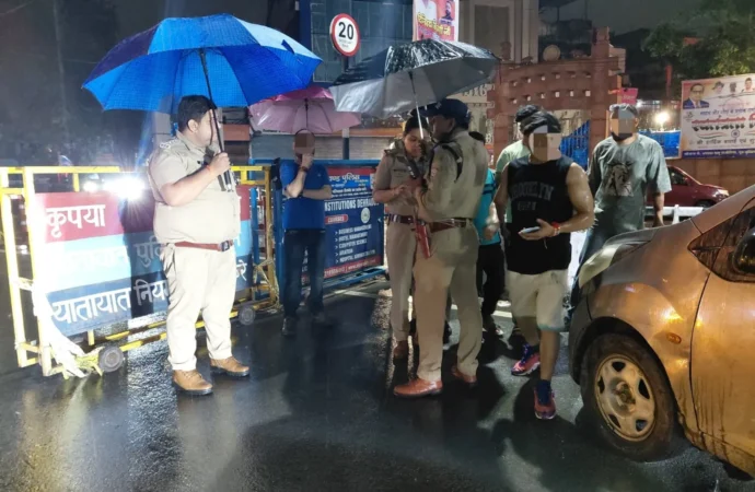 ऑपरेशन नाइट स्ट्राइक: भारी बारिश के बीच दून पुलिस का बड़ा चेकिंग अभियान, 700 से अधिक लोगों से पूछताछ