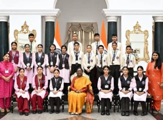 राष्ट्रपति से भेंट कर अभिभूत हुए जनजातीय छात्र-छात्राएं