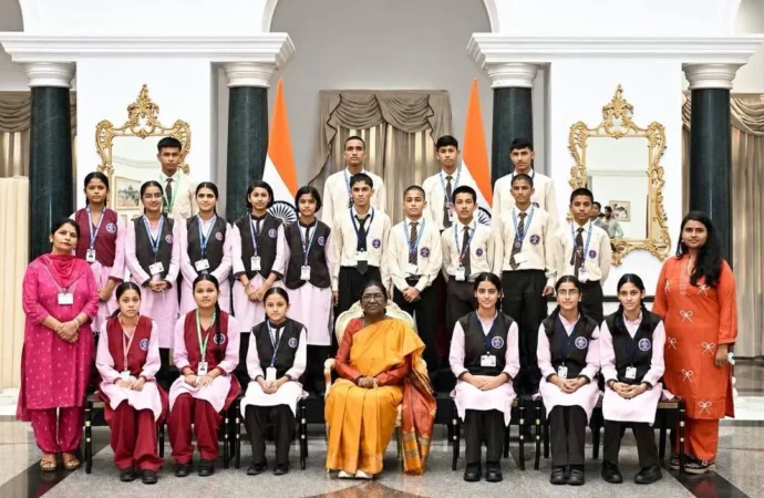 राष्ट्रपति से भेंट कर अभिभूत हुए जनजातीय छात्र-छात्राएं