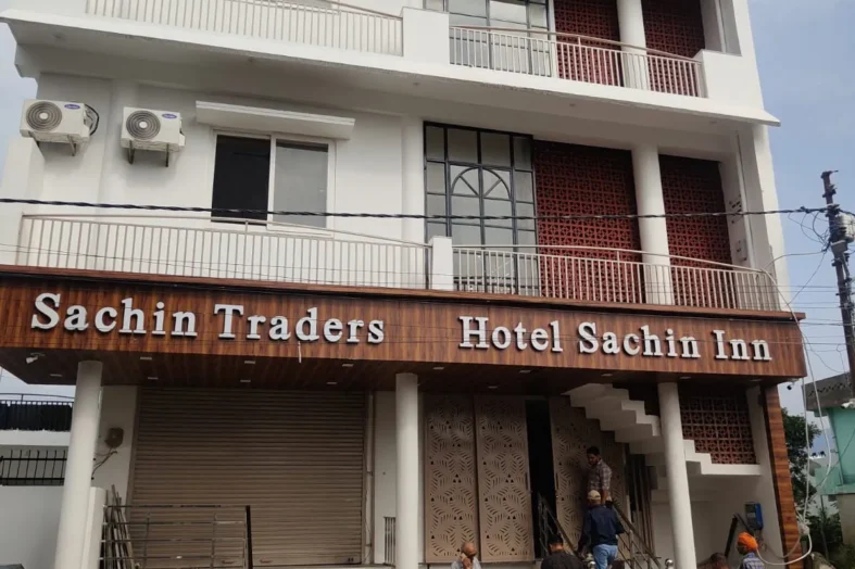ऋषिकेश-डोईवाला में तीन भवन सील, स्वीकृत नक्शे से विचलन और बिना अनुमति निर्माण पर कार्रवाई