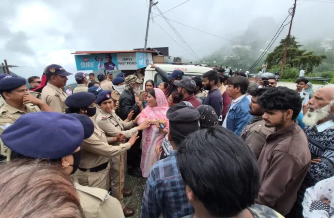 मसूरी में अतिक्रमण हटाने की कार्रवाई पर बवाल, धार्मिक ढांचा हटने के बाद हाईवे जाम, प्रशासन बोला- पालिका भूमि पर था कब्जा