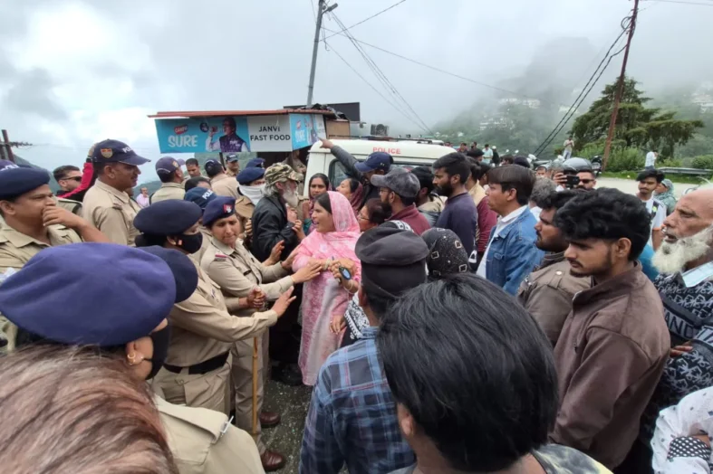 मसूरी में अतिक्रमण हटाने की कार्रवाई पर बवाल, धार्मिक ढांचा हटने के बाद हाईवे जाम, प्रशासन बोला- पालिका भूमि पर था कब्जा