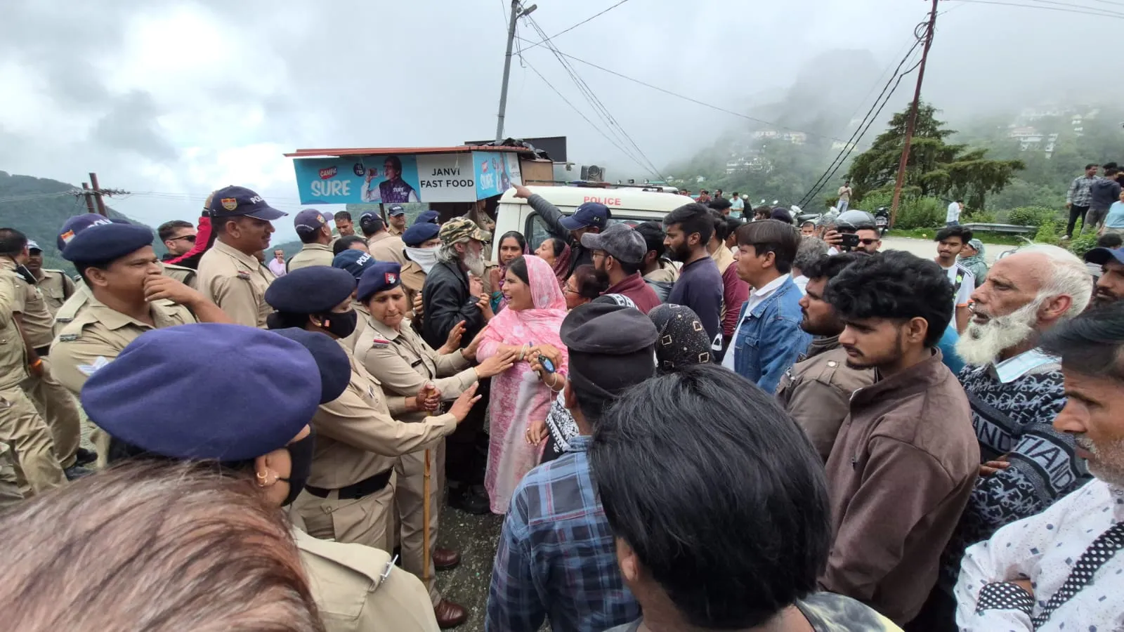 मसूरी में अतिक्रमण हटाने की कार्रवाई पर बवाल, धार्मिक ढांचा हटने के बाद हाईवे जाम, प्रशासन बोला- पालिका भूमि पर था कब्जा