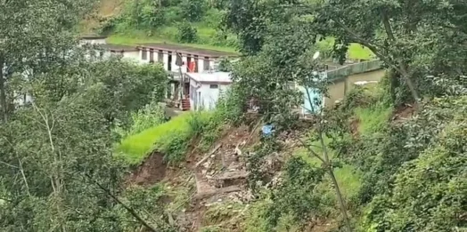 रुद्रप्रयाग में बारिश का कहर: भूस्खलन से दहशत, 10 परिवारों ने छोड़े घर