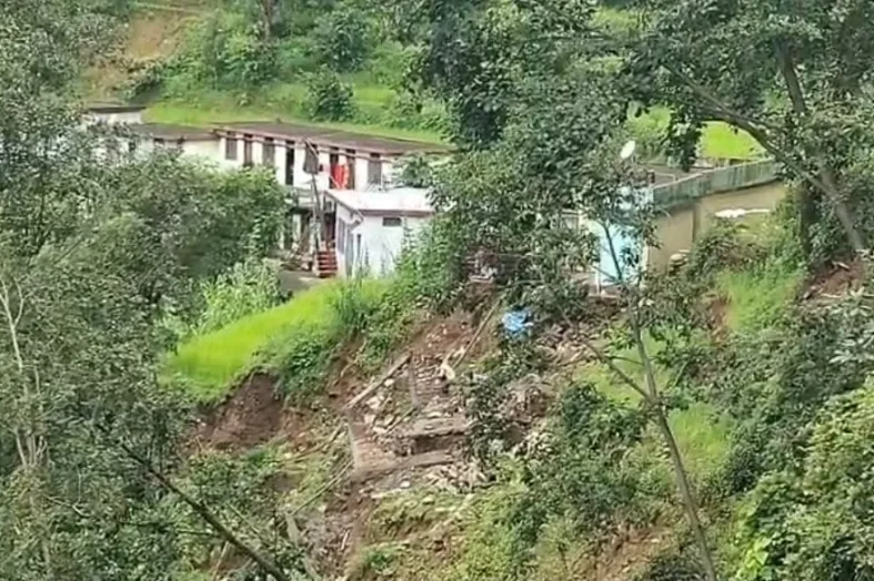 रुद्रप्रयाग में बारिश का कहर: भूस्खलन से दहशत, 10 परिवारों ने छोड़े घर