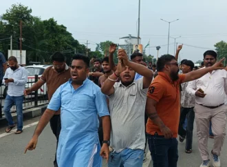रुद्रपुर में गिरफ्तारी की मांग पर वाल्मीकि समाज का प्रदर्शन, हाईवे जाम; कोतवाली घेराव की चेतावनी
