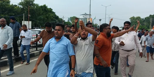 रुद्रपुर में गिरफ्तारी की मांग पर वाल्मीकि समाज का प्रदर्शन, हाईवे जाम; कोतवाली घेराव की चेतावनी