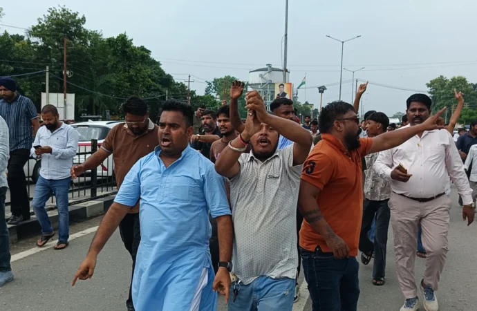 रुद्रपुर में गिरफ्तारी की मांग पर वाल्मीकि समाज का प्रदर्शन, हाईवे जाम; कोतवाली घेराव की चेतावनी
